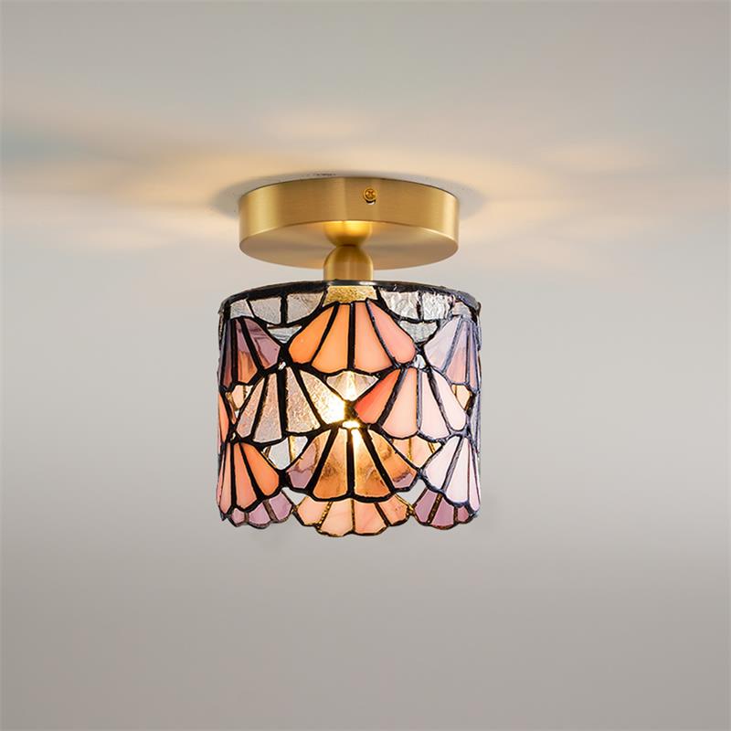 Vue latérale de la lampe Tiffany avec mosaïque colorée