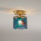 Détail du verre coloré de la lampe Tiffany en gros plan