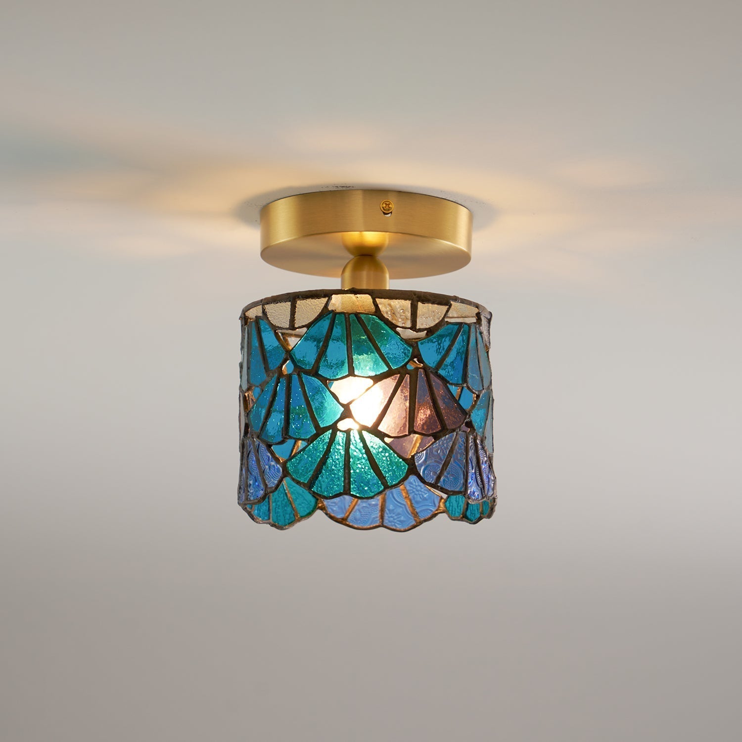 Détail du verre coloré de la lampe Tiffany en gros plan