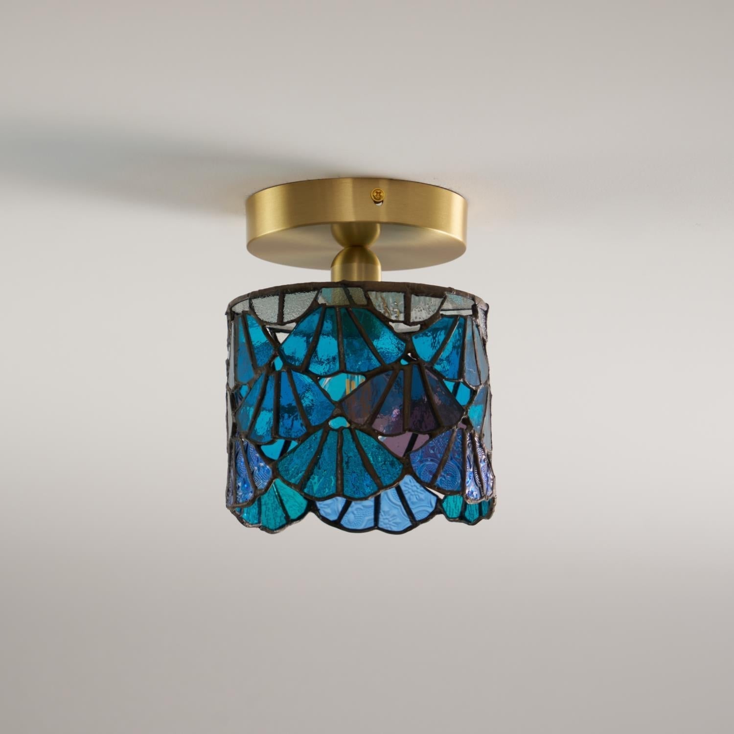 Lampe Tiffany installée au plafond d'une pièce