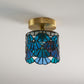 Mosaïque en verre bleu et rose éclairée de la lampe