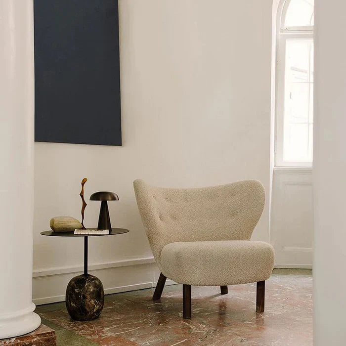 Vue rapprochée de la lampe LED avec base en métal argenté