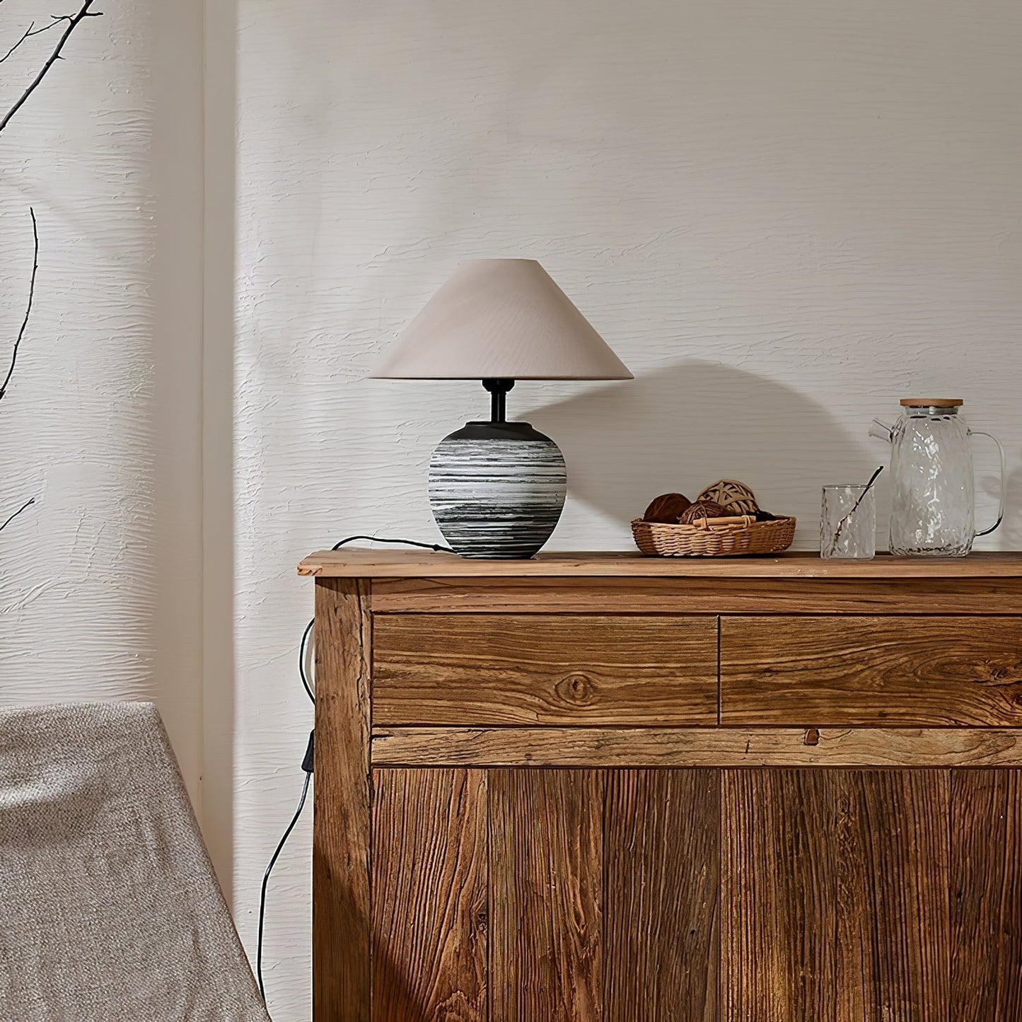 Vue latérale montrant la silhouette élégante de la lampe