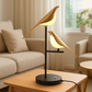 Lampe de table avec motif oiseau doré sur fond blanc