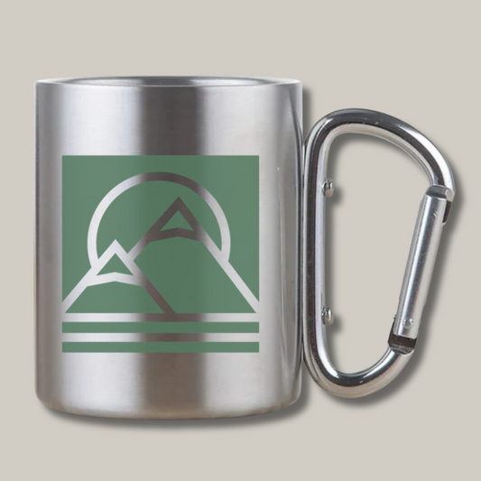 Mug inox avec mousqueton attaché à un sac à dos
