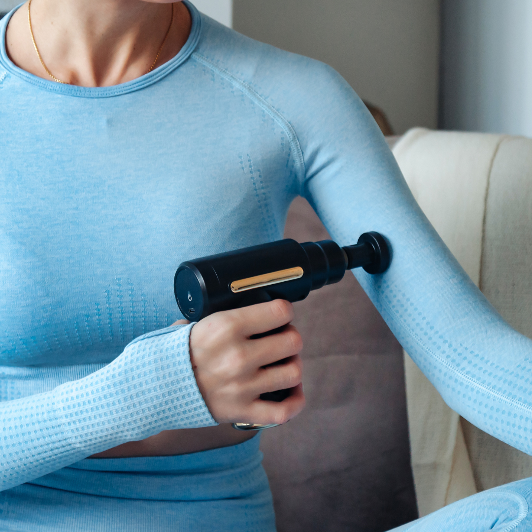 Vue rapprochée des accessoires du pistolet de massage