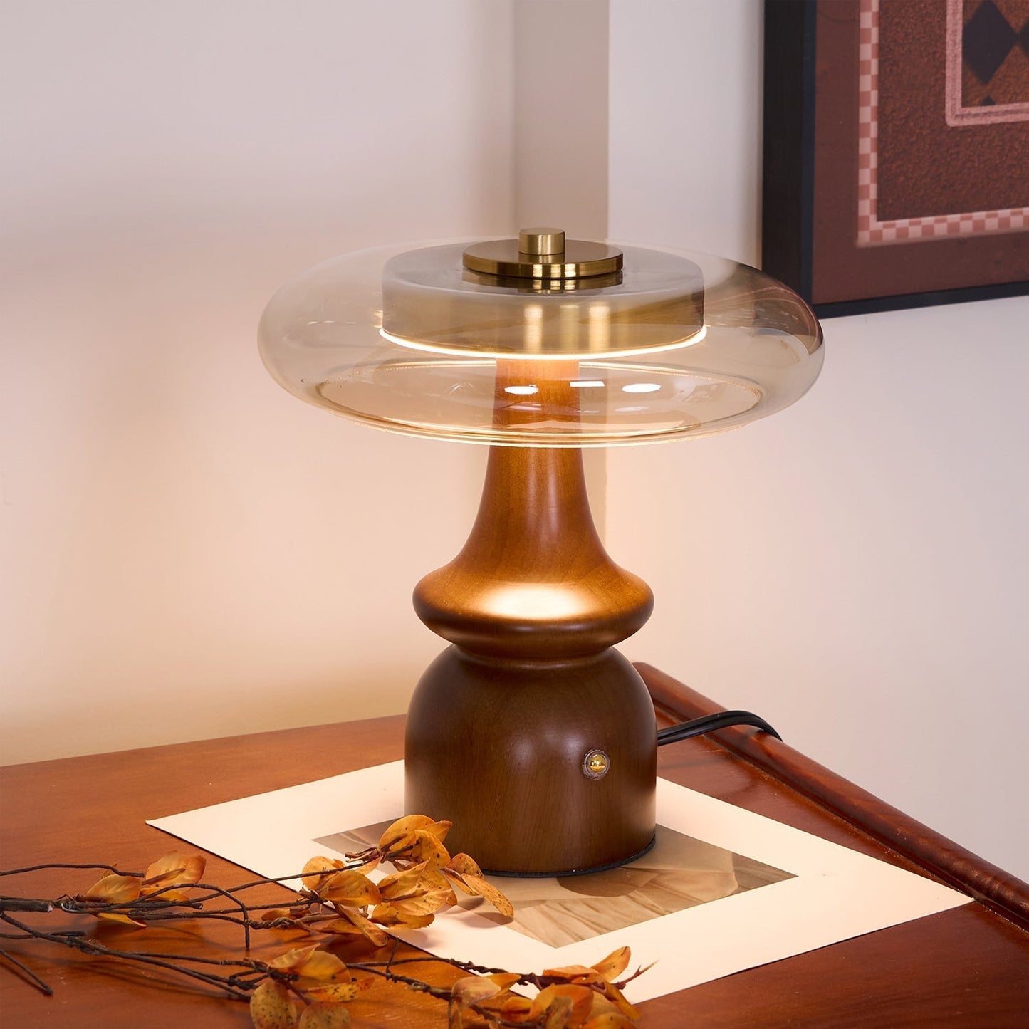 Lampe de table sur une commode, intégrée dans un décor classique
