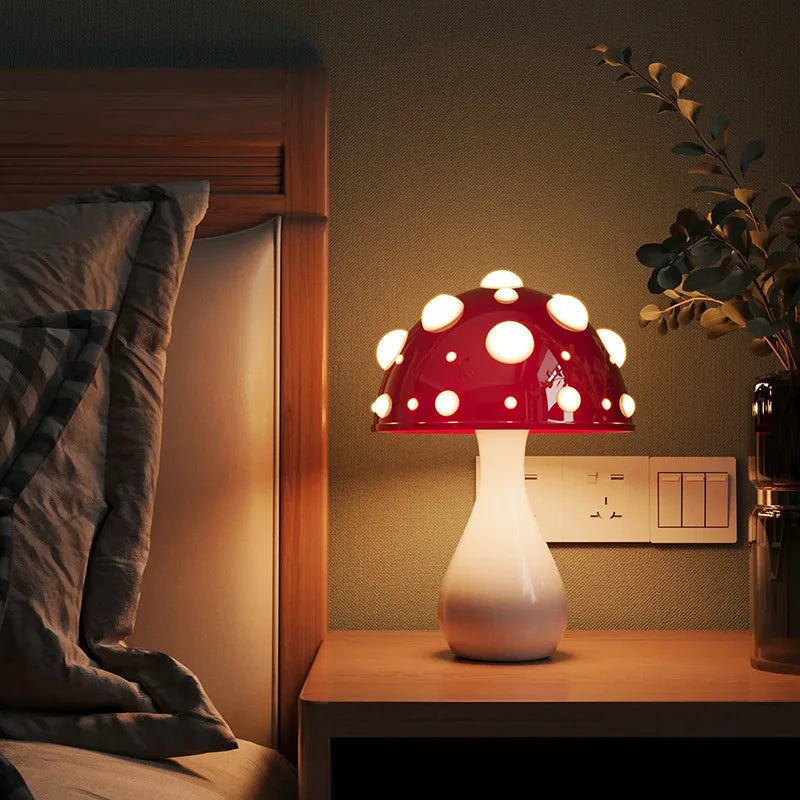 Lampe Amanite illuminant un espace de détente