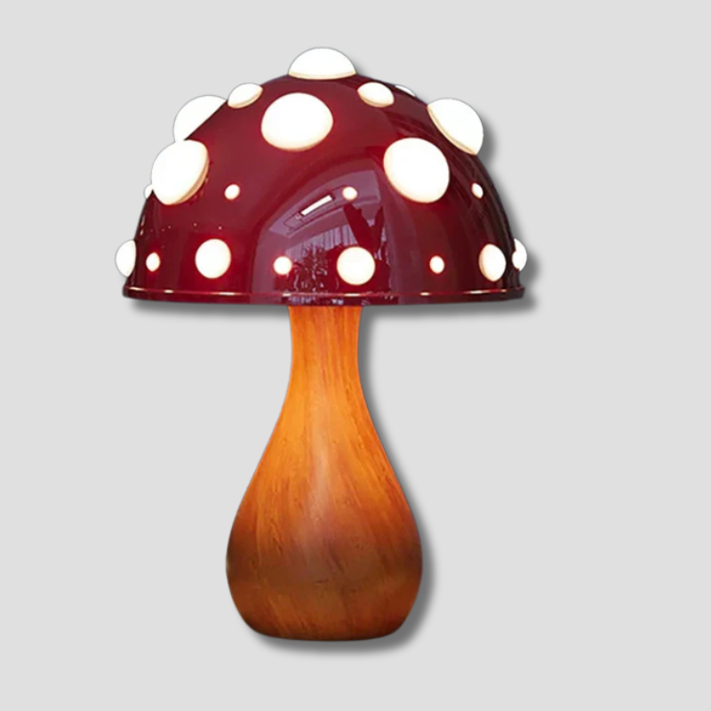 Lampe champignon Amanite allumée sur une table en bois