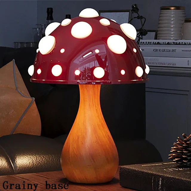 Lampe champignon Amanite allumée sur un bureau en bois