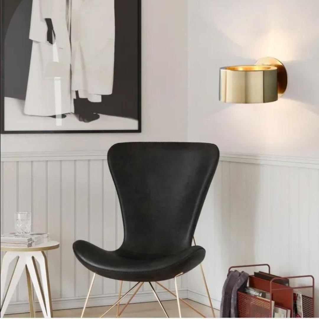 Applique murale installée dans un salon moderne