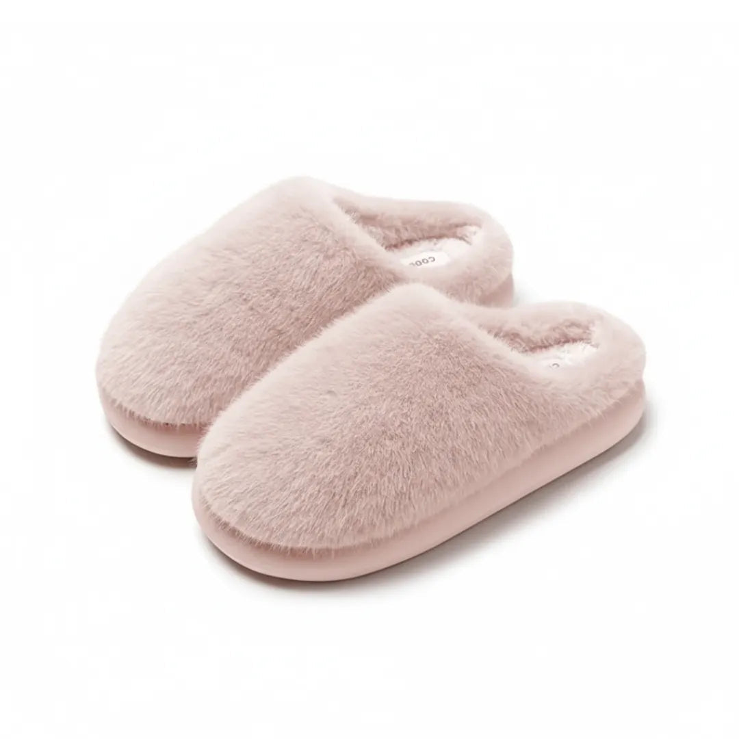 Chaussons sur un fond neutre, montrant leur forme arrondie