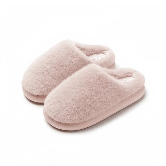 Chaussons sur un fond neutre, montrant leur forme arrondie
