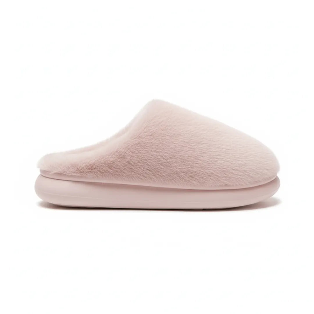 Chaussons en peluche beige sur fond blanc