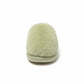 Chaussons en peluche avec semelle robuste en gros plan