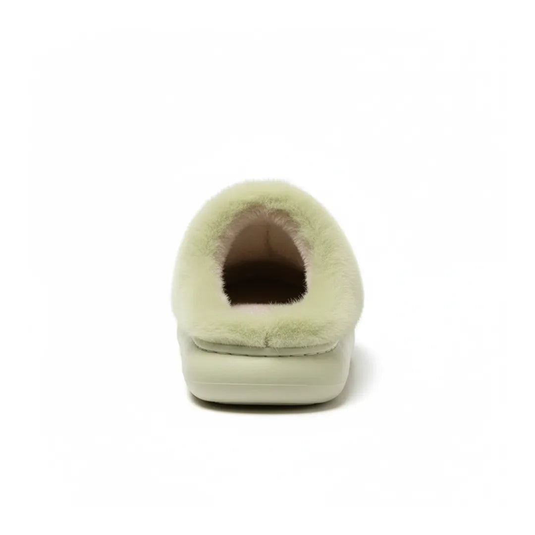 Chaussons confortables présentés sur un sol en bois