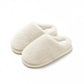 Chaussons en peluche avec détails de couture visibles