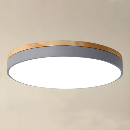 Lampe de plafond ronde, ajoutant une touche naturelle