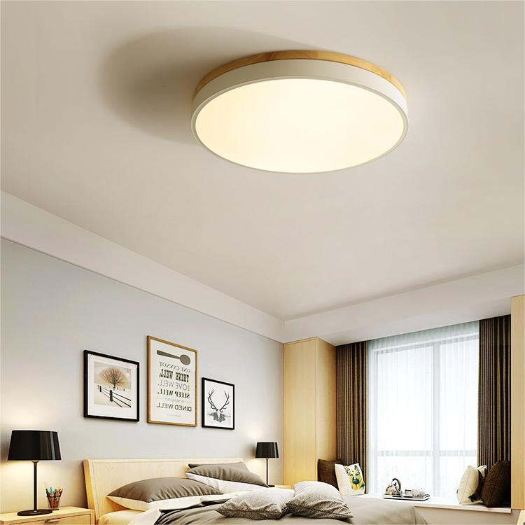 Lampe allumée, diffusant une lumière douce et accueillante