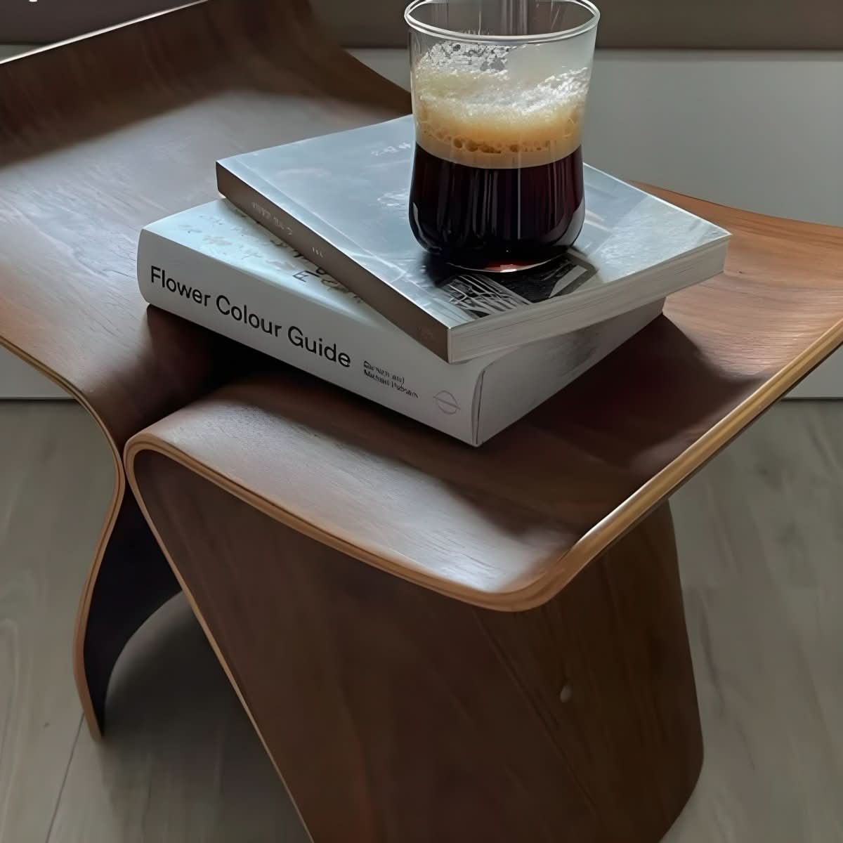 Banc en bois massif dans un intérieur moderne