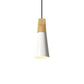 Lampe moderne éclairant un coin lecture