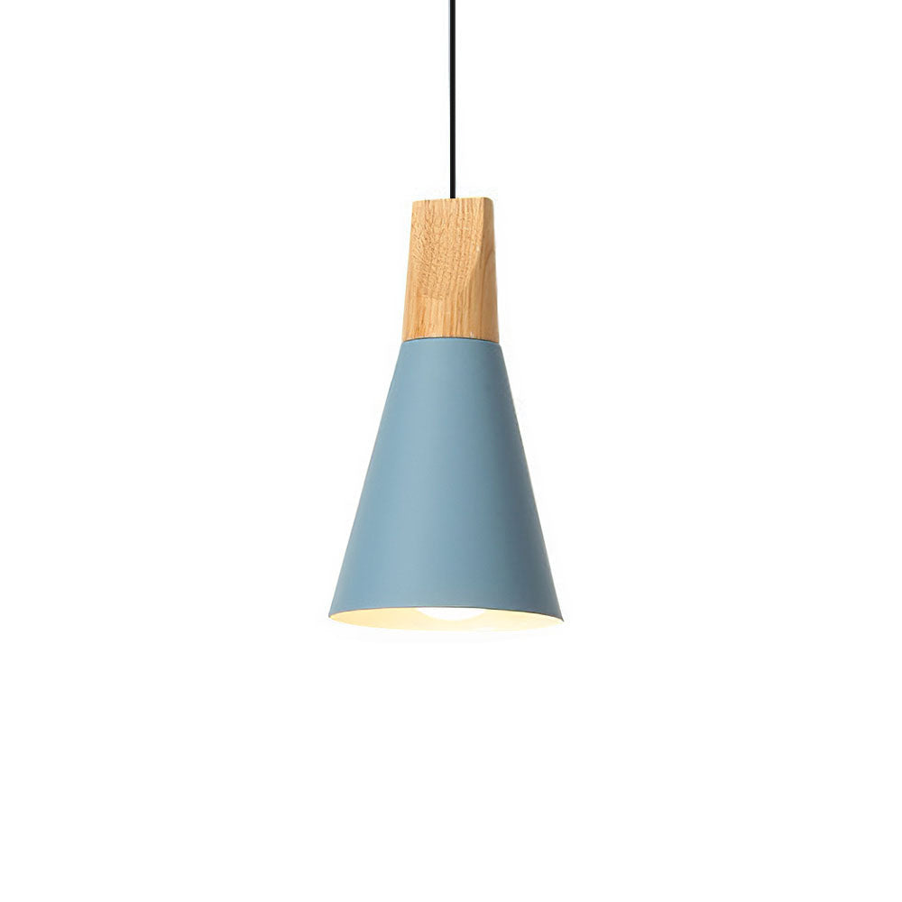 Lampe suspendue au-dessus d'un îlot de cuisine
