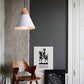 Différentes hauteurs de lampes alignées au plafond
