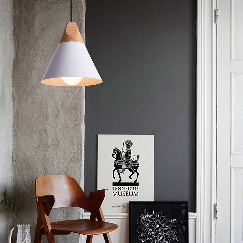 Différentes hauteurs de lampes alignées au plafond