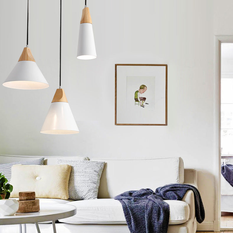 Vue latérale de la lampe suspendue en bois