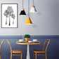 Détail du câble et fixation de la lampe moderne