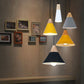 Lampe suspendue au-dessus d'une table à manger