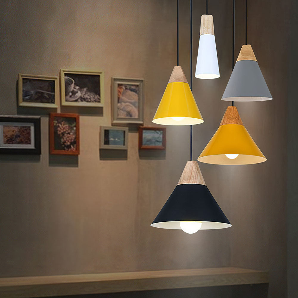 Lampe suspendue au-dessus d'une table à manger