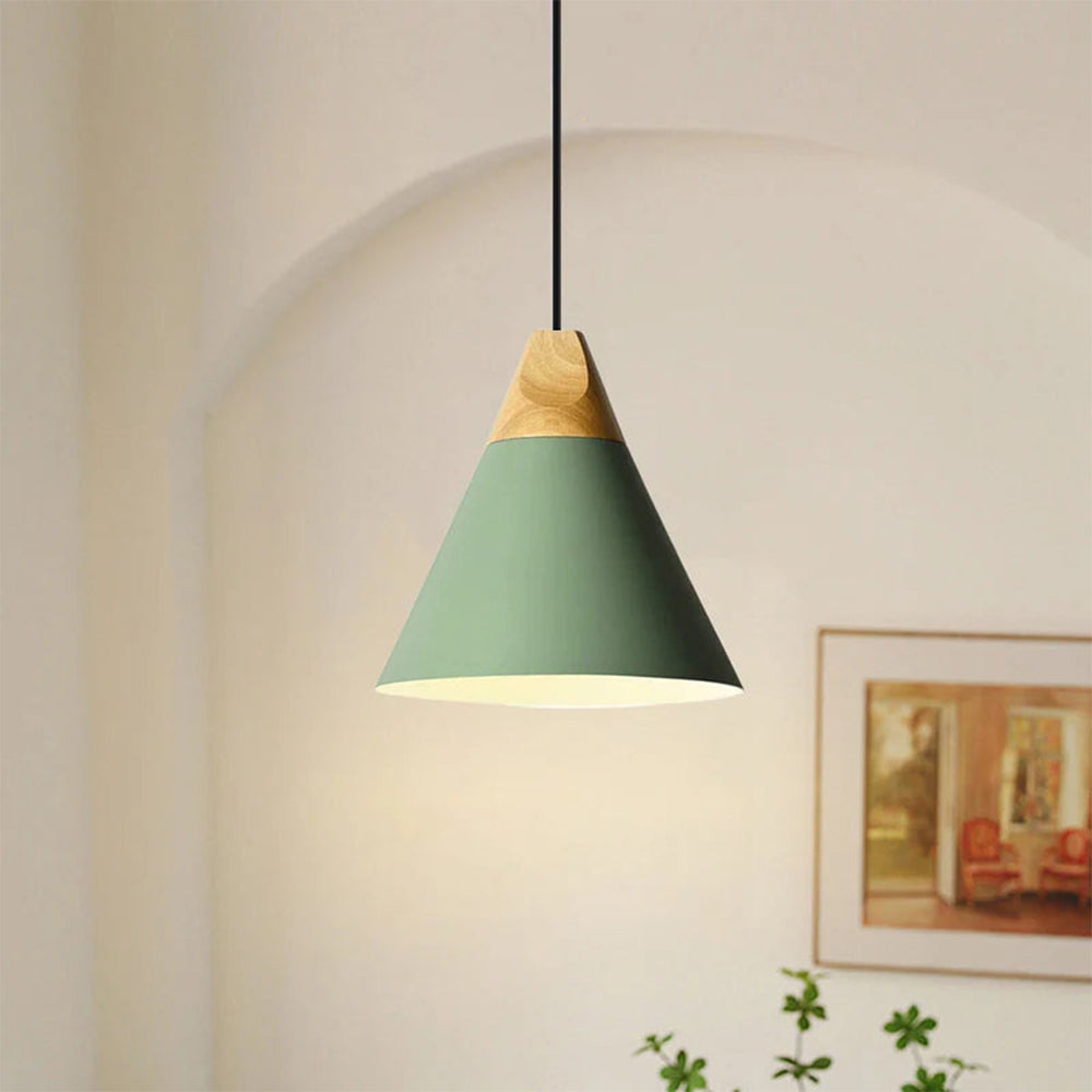 Détail du bois et de l'aluminium sur la lampe