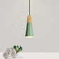 Vue en contre-plongée de la lampe suspendue