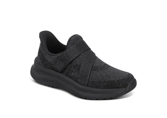 Chaussures résistantes à l'eau posées sur une surface mouillée