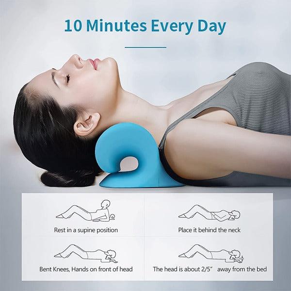 Oreiller de traction cervicale en forme de nuage sur fond blanc