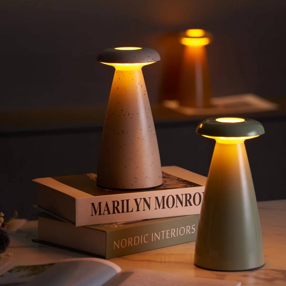 Lampe champignon sur une table de chevet, lumière douce