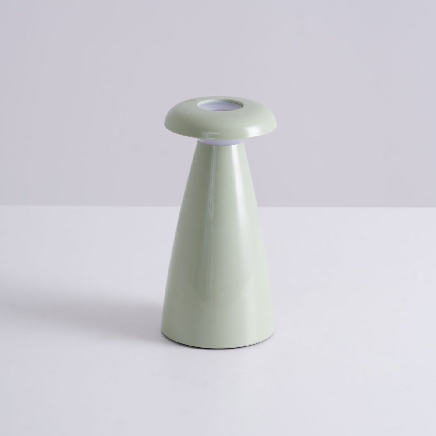 Lampe champignon en terracotta sur une table d'appoint