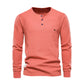 Chemise homme manches longues posée sur une table