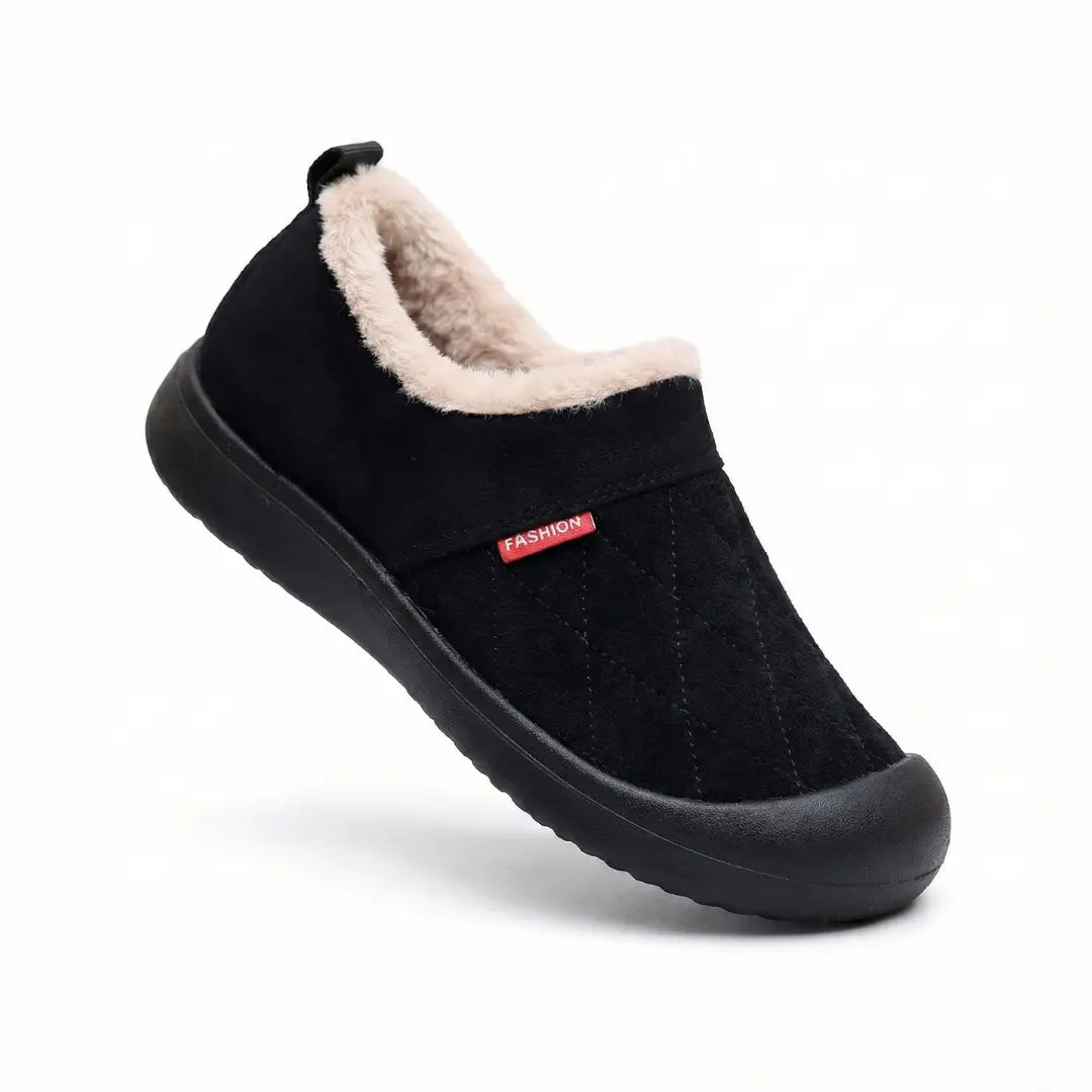 Chaussons d'hiver posés sur une surface en bois