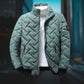 Homme portant un manteau d'hiver en duvet, vue de face