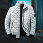 Détail des poches pratiques du manteau d'hiver pour homme