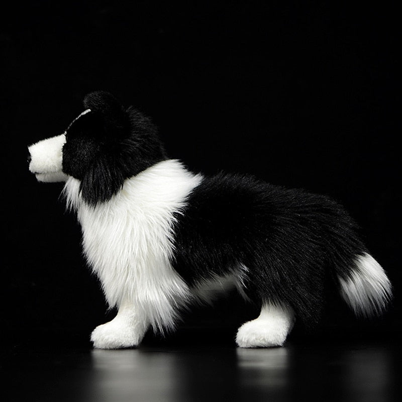 Vue latérale du Border Collie en peluche, posture élégante