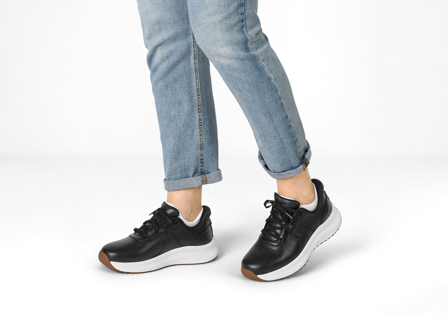 Baskets en cuir noir à enfiler, vue de côté