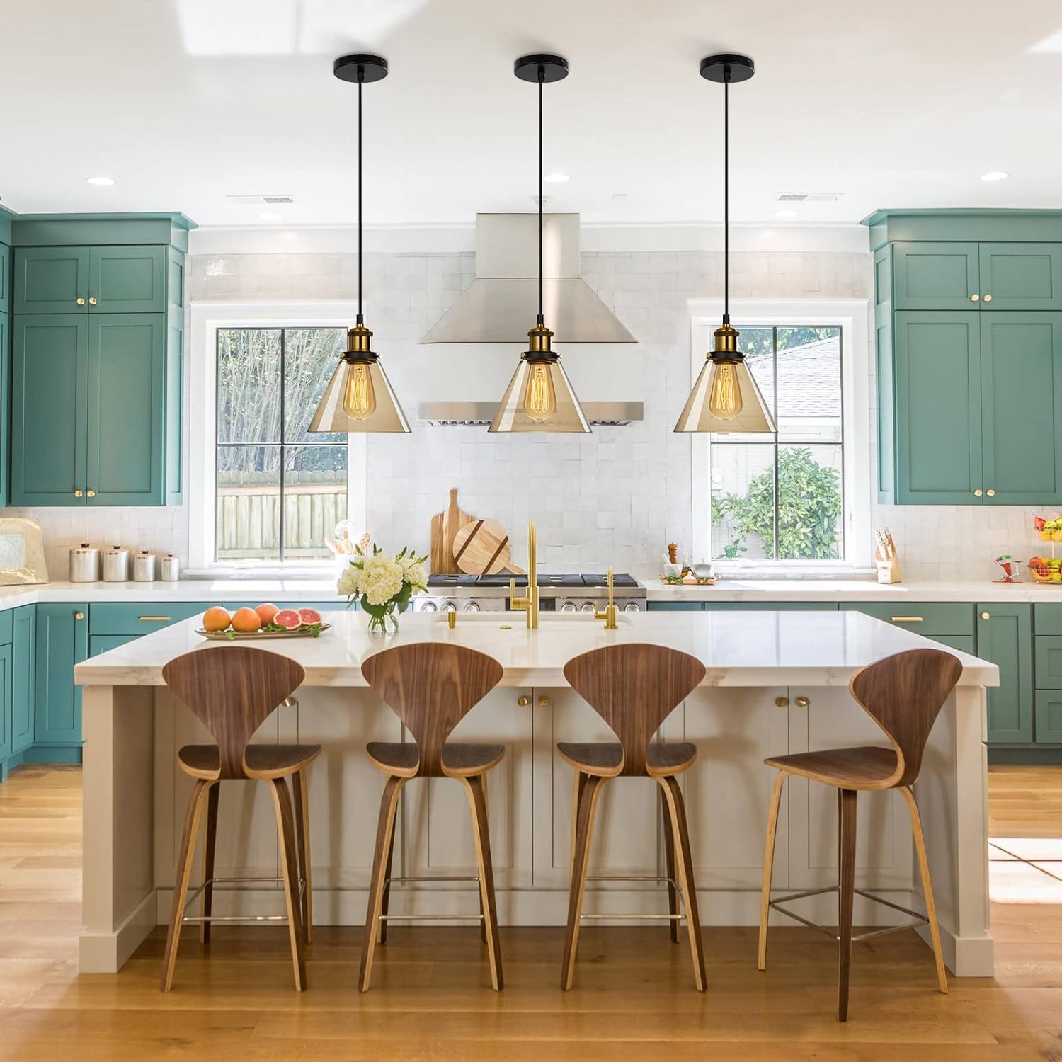 Lampe suspendue au-dessus d'un îlot de cuisine moderne