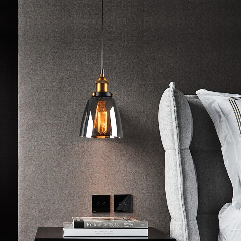 Lampe suspendue au-dessus d'une table, lumière douce et chaleureuse