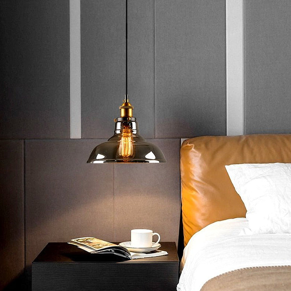 Lampe suspendue avec ampoule à filament visible et design industriel