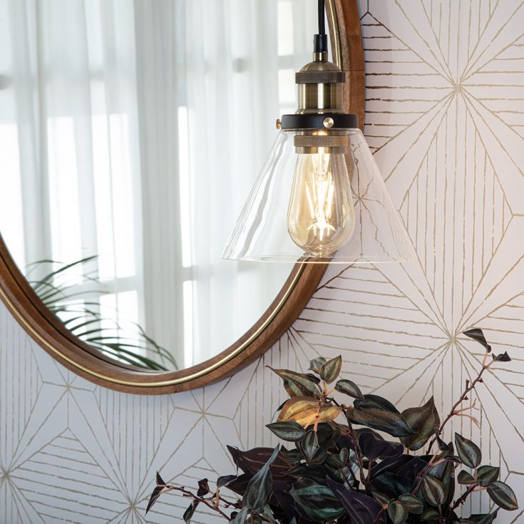 Lampe suspendue avec plusieurs abat-jours en verre de différentes formes