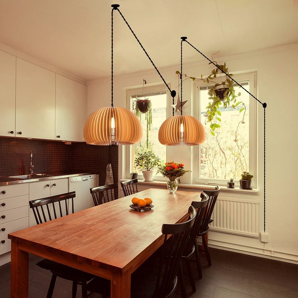 Lampe en bois et métal installée dans une cuisine moderne