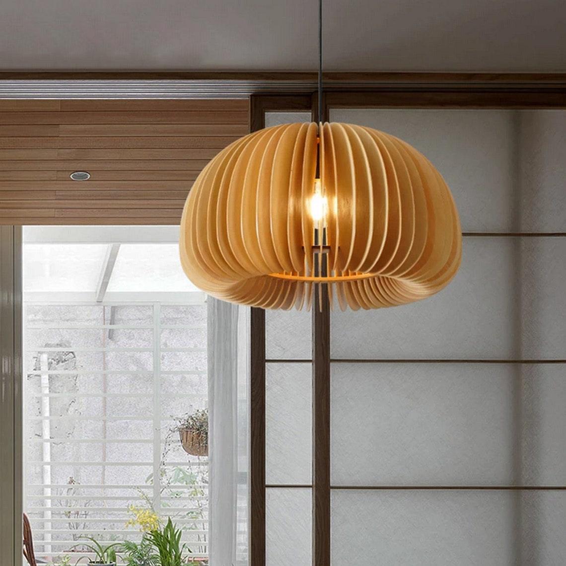 Vue de dessous de la lampe, montrant sa structure en bois